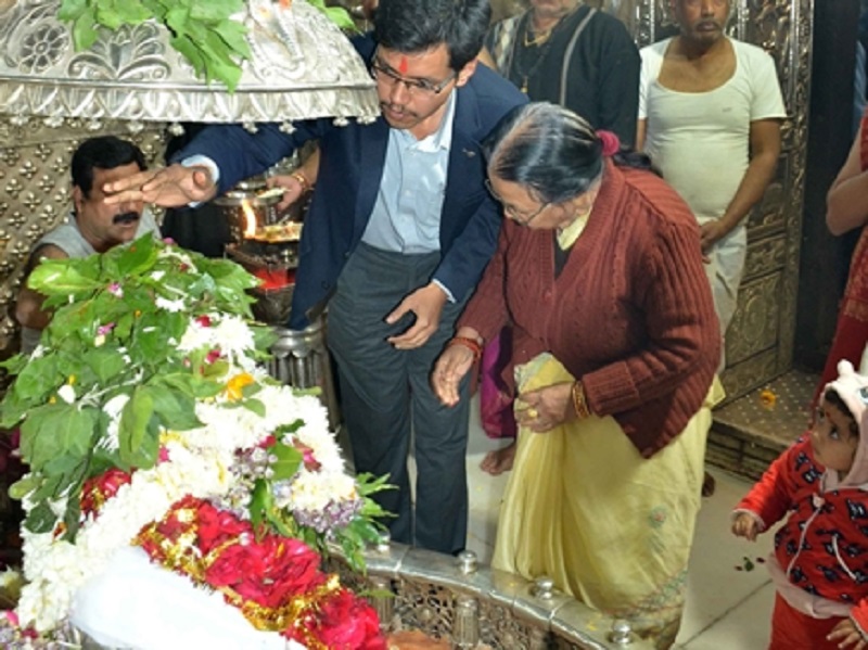 MP: इस IAS ने नहीं उठाया दो मंत्रियों का फोन, गवाना पड़ गया कलेक्टर का पद MP: इस IAS ने नहीं उठाया दो मंत्रियों का फोन, गवाना पड़ गया कलेक्टर का पद