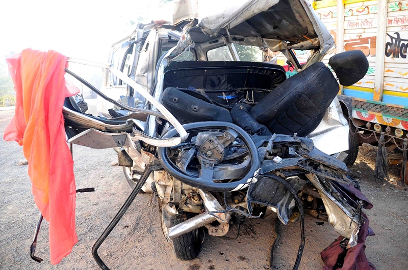 MP: सड़क हादसे में एक ही परिवार के 12 लोगों की मौत, परिजनों ने कहा: मुआवजा मत दो, सड़क ठीक करा दो MP: सड़क हादसे में एक ही परिवार के 12 लोगों की मौत, परिजनों ने कहा: मुआवजा मत दो, सड़क ठीक करा दो