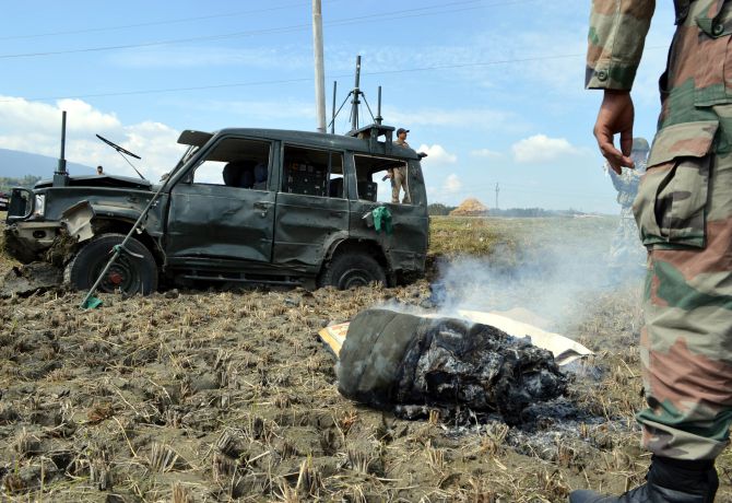 राजौरी में IED ब्लास्ट में सेना अधिकारी शहीद, LOC पर तलाशी के दौरान धमाका राजौरी में IED ब्लास्ट में सेना अधिकारी शहीद, LOC पर तलाशी के दौरान धमाका