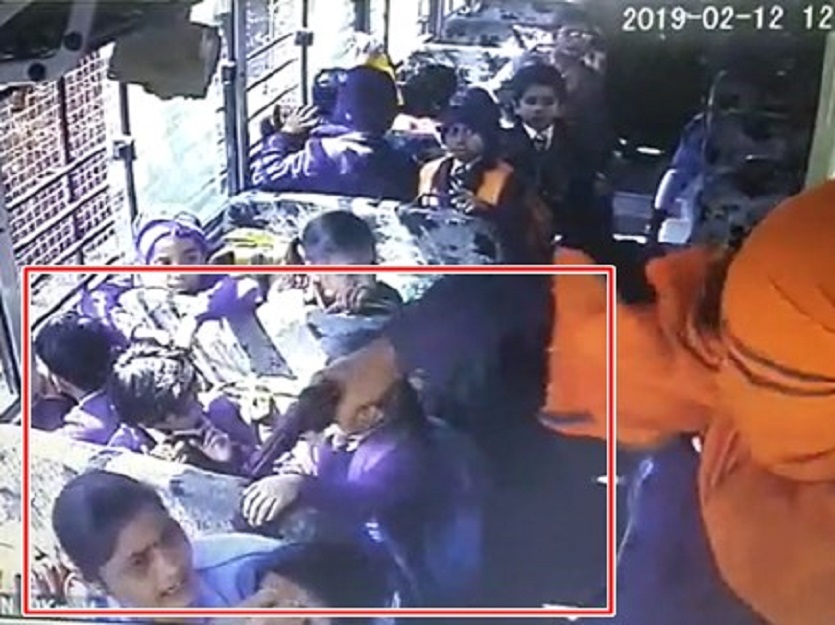 चित्रकूट में बंदूक की नोंक पर ऐसे बच्चों को किडनैप कर ले गए बदमाश, देखें Video चित्रकूट में बंदूक की नोंक पर ऐसे बच्चों को किडनैप कर ले गए बदमाश, देखें Video