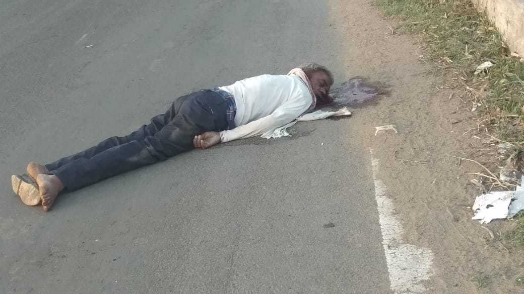 विंध्य : सड़क दुर्घटना में अधेड़ की हुई ऐसे मौत, देखने वालो की रूह कांप गई विंध्य : सड़क दुर्घटना में अधेड़ की हुई ऐसे मौत, देखने वालो की रूह कांप गई