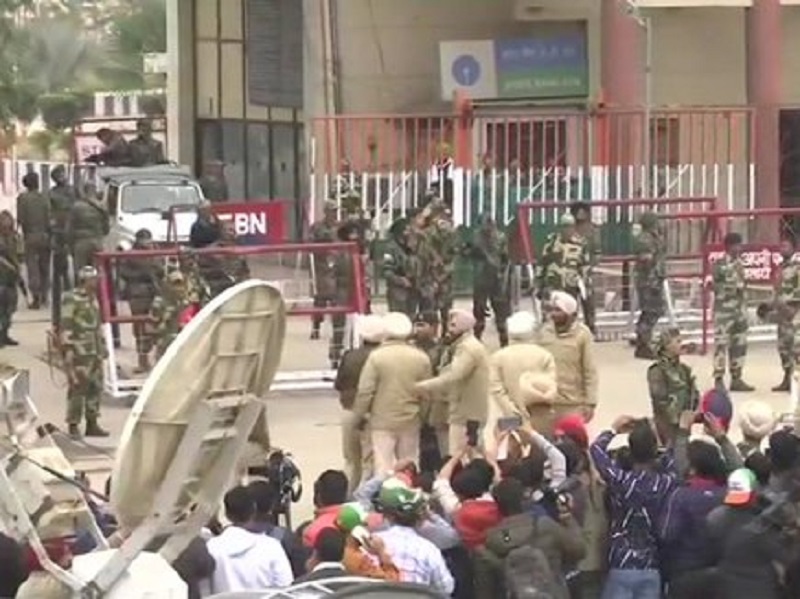 Live: अटारी पर हलचल तेज, कुछ पलों में पहुंचेंगे अभिनंदन, वायुसेना के अफसर मौजूद Live: अटारी पर हलचल तेज, कुछ पलों में पहुंचेंगे अभिनंदन, वायुसेना के अफसर मौजूद