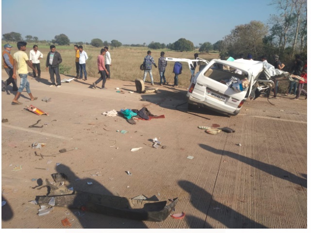 सतना रोड में भीषण सड़क दुर्घटना, कार के परखच्चे उड़ें, 3 की मौत, आधा दर्जन घायल