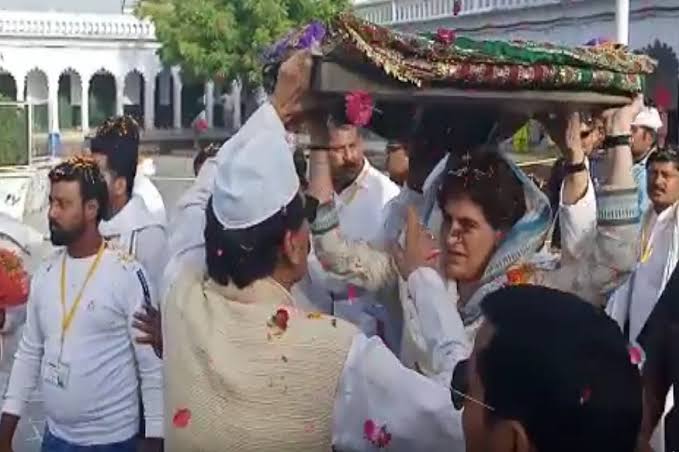 प्रियंका गांधी ने देवा शरीफ में चढ़ाई चादर, बोलीं-जो रब है वही राम है