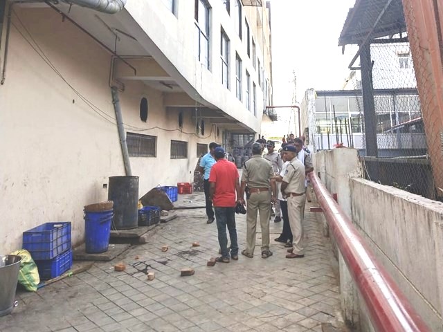 HOTEL CHANDRALOK, REWA : नींद में करवट ली और सीधे बिल्डिंग से नीचे आ गिरा HOTEL CHANDRALOK, REWA : नींद में करवट ली और सीधे बिल्डिंग से नीचे आ गिरा