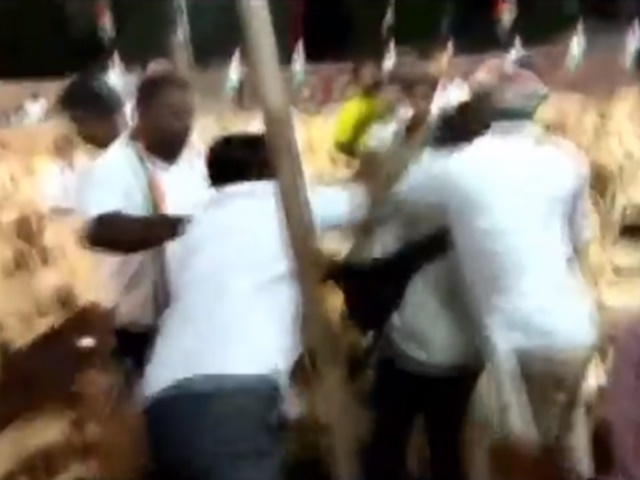 Video: रैली में खाली कुर्सियों की फोटो खींचने पर कांग्रेस कार्यकर्ताओं ने की पत्रकारों की पिटाई Video: रैली में खाली कुर्सियों की फोटो खींचने पर कांग्रेस कार्यकर्ताओं ने की पत्रकारों की पिटाई