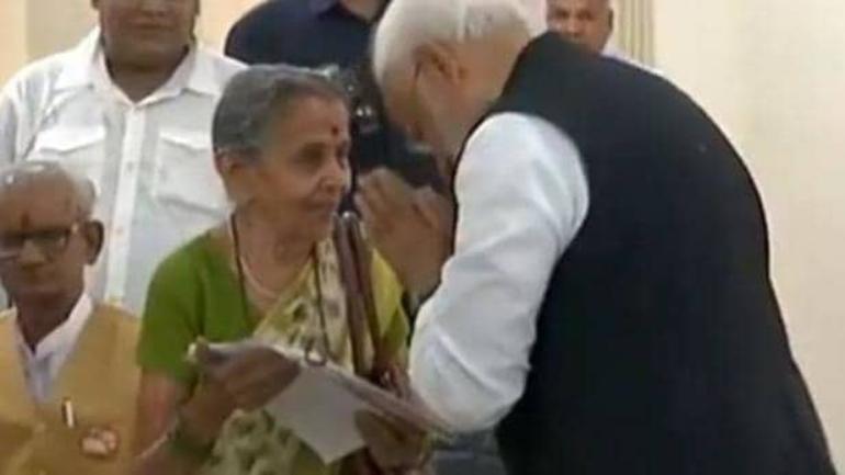 नामांकन के वक़्त पीएम मोदी ने जिस औरत के छुए थे पांव, उनके आगे इंग्लैंड को भी टेकने पड़े थे घुटने नामांकन के वक़्त पीएम मोदी ने जिस औरत के छुए थे पांव, उनके आगे इंग्लैंड को भी टेकने पड़े थे घुटने
