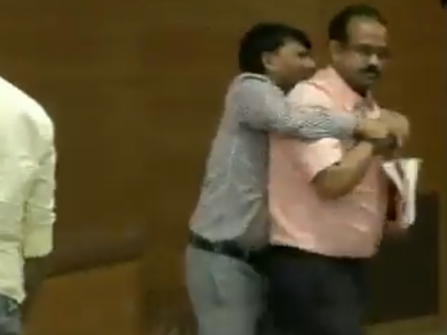 Lok Sabha Elections 2019: दिल्ली में प्रेस कॉन्फ्रेंस के दौरान BJP नेताओं पर फेंका गया जूता Lok Sabha Elections 2019: दिल्ली में प्रेस कॉन्फ्रेंस के दौरान BJP नेताओं पर फेंका गया जूता