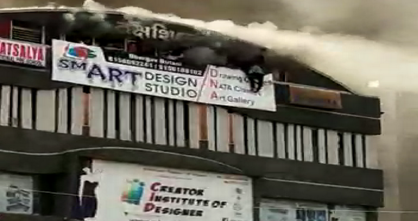 सूरत में लगी आग में बच्चो ने खुद को बचाने के लिए कूदे चौथी मंजिल से इस तरह हुई मौत, देखे लाइव वीडियो