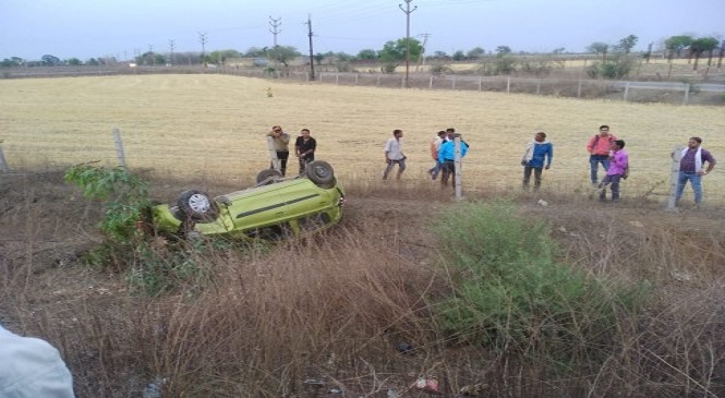 विंध्य : बारातियों से भरी ट्राली पलटी, दो की मौत, कार पलटने से चालक मृत