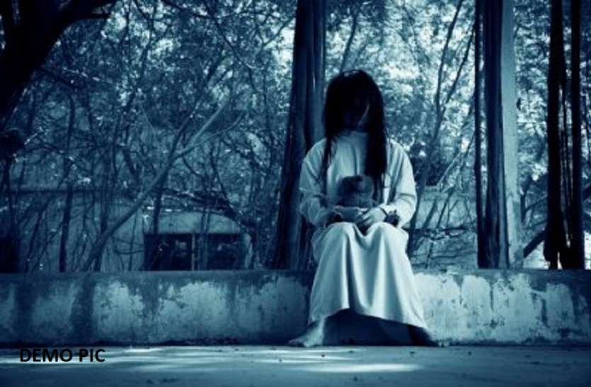 आधी रात को सफेद साड़ी पहने पेड़ की डाल पर सिकुड़कर बैठी थी वो, देखते ही चीखने लगे लोग