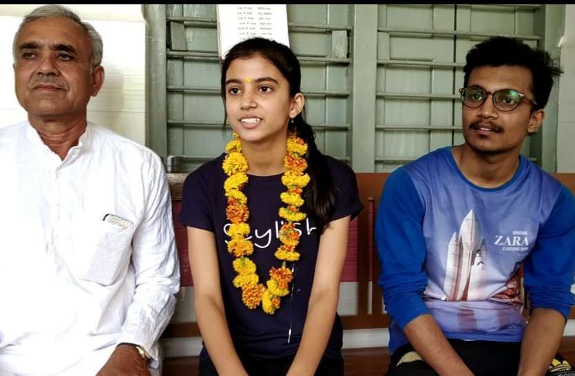 विंध्य : SCHOOL में लगा था कलेक्टर बनी स्टूेडेंट का पोस्टर, उसे देखकर इस छात्रा ने किये ये...