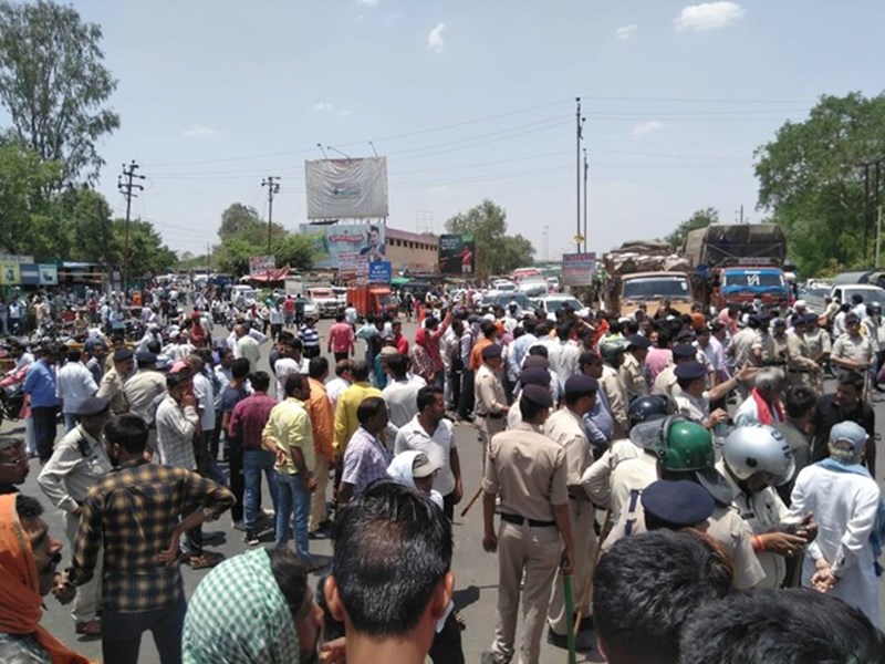 MP: कांग्रेस नेता ने की BJP कार्यकर्ता की हत्या, विरोध में लोगों ने किया चक्काजाम MP: कांग्रेस नेता ने की BJP कार्यकर्ता की हत्या, विरोध में लोगों ने किया चक्काजाम