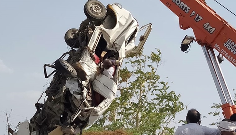 भीषण सड़क हादसा, 13 की मौत, 2 घायल