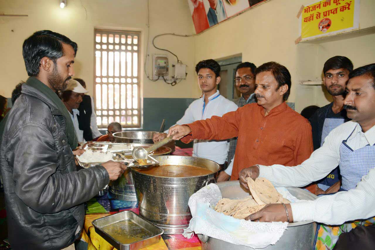 रीवा: सरकार बदली, बंद होगी दीनदयाल रसोई योजना, अब गरीबों को नहीं मिल पाएगा भरपेट भोजन