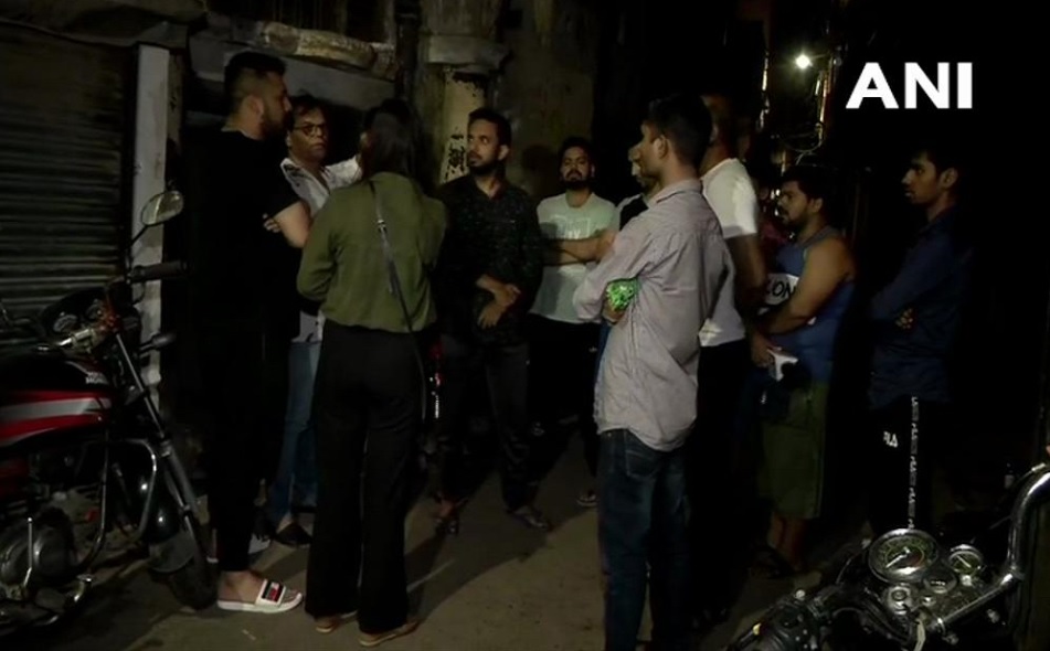 बेटी से छेड़छाड़ का विरोध करने वाले पिता की हत्या, लोग देखते रहे तमाशा बेटी से छेड़छाड़ का विरोध करने वाले पिता की हत्या, लोग देखते रहे तमाशा