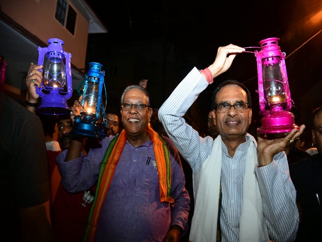 Power Cut In Madhya Pradesh : भोपाल में BJP ने निकाली लालटेन यात्रा