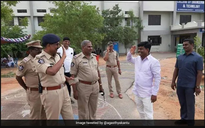 Police Inspector से बन गए सांसद, दिखें EX-बॉस तो झट से मारा Salute, देखते रह गए लोग