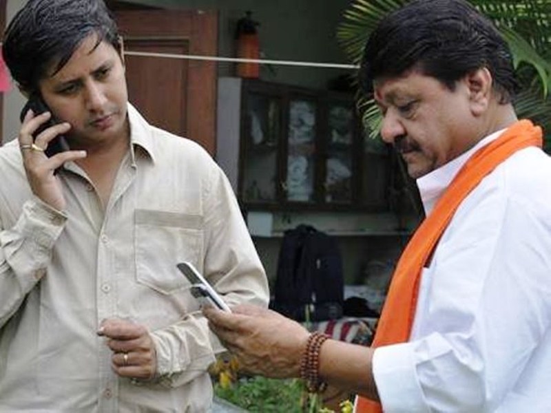 पिता कैलाश विजयवर्गीय ने अफसर पर उठाया था जूता, बेटे आकाश ने बल्ला, जानिए इस बल्लेबाजी के राजनितिक मायने... पिता कैलाश विजयवर्गीय ने अफसर पर उठाया था जूता, बेटे आकाश ने बल्ला, जानिए इस बल्लेबाजी के राजनितिक मायने...