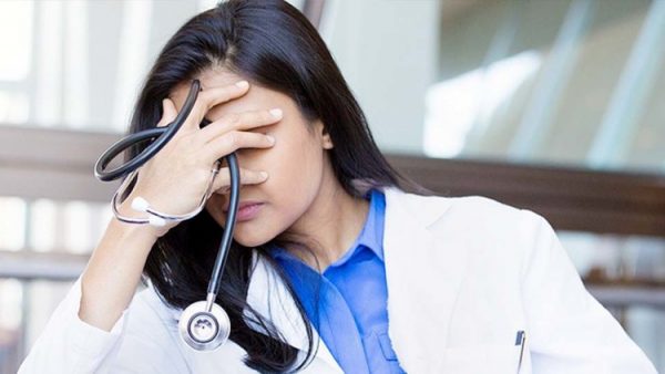 क्लिनिक के बाहर युवक ने दी महिला डॉक्टर को दुष्कर्म की धमकी क्लिनिक के बाहर युवक ने दी महिला डॉक्टर को दुष्कर्म की धमकी