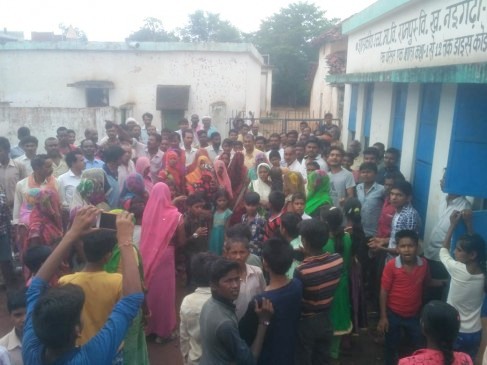 रीवा : मध्यान्ह भोजन खाकर 71 बच्चे बीमार, स्कूल में जड़ा ताला, प्राचार्य निलंबित