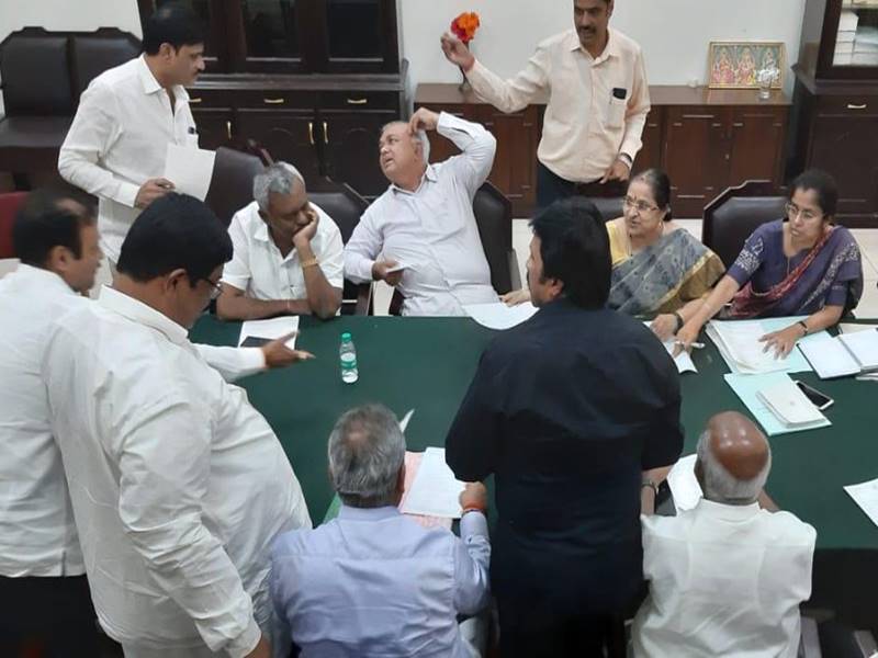 Karnataka : 11 कांग्रेस और JDS विधायकों का इस्तीफा, पहुंचे राज्यपाल से मिलने