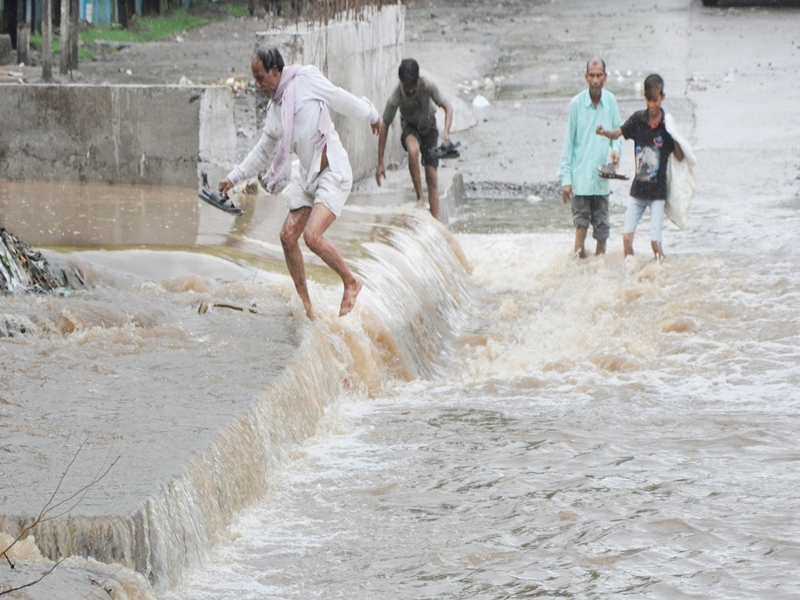 Rain in Madhya Pradesh : अधिकांश स्‍थानों पर नदी-नाले उफने, शनिवार को यहां भारी बारिश की संभावना