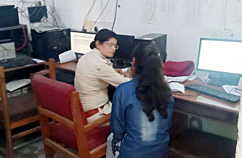 रीवा: मां से नाराज बेटी आत्महत्या करने निकली, फिर हो गया कुछ ऐसा... रीवा: मां से नाराज बेटी आत्महत्या करने निकली, फिर हो गया कुछ ऐसा...