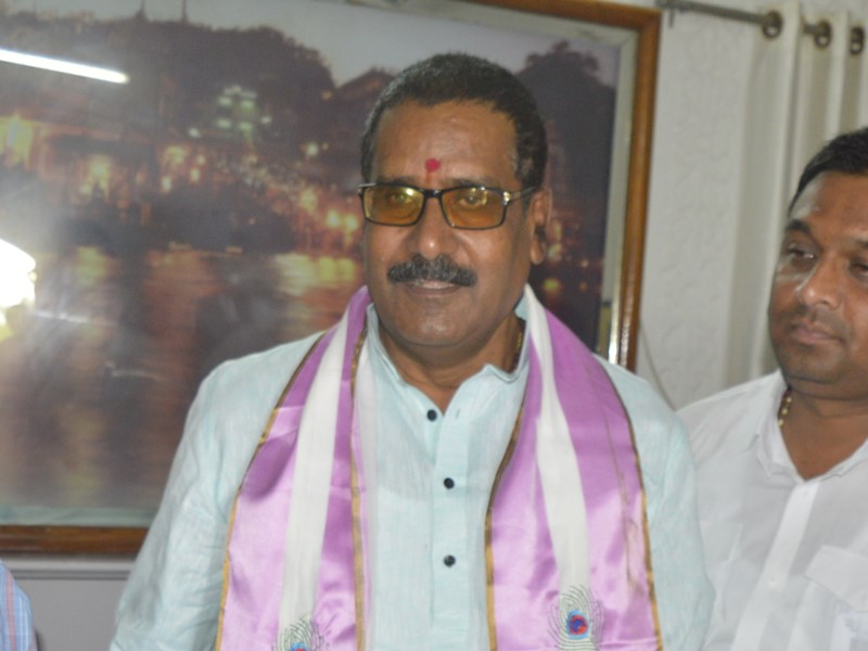 MP: कमल नाथ के मंत्री बोले, दो रोटी कम खाओ, एक पैग कम पियो, पर बच्चों को पढ़ाओ MP: कमल नाथ के मंत्री बोले, दो रोटी कम खाओ, एक पैग कम पियो, पर बच्चों को पढ़ाओ