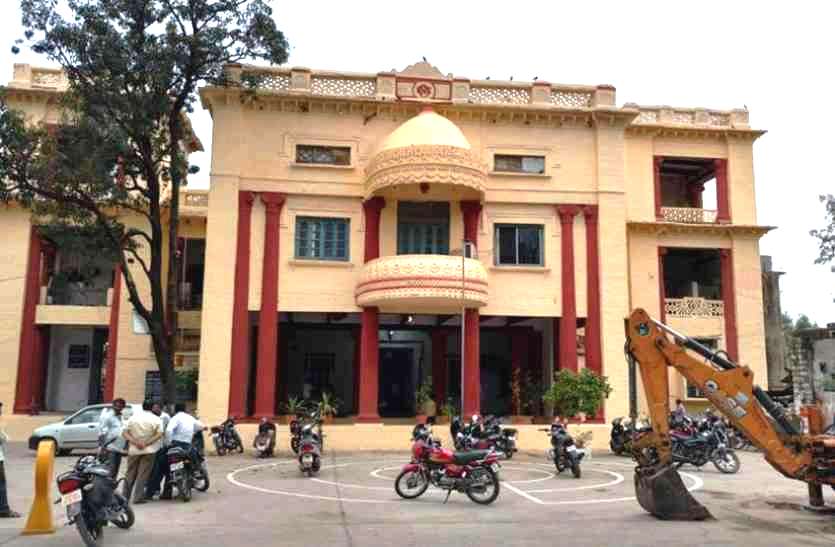 रीवा: Full Body Sanitizing Machine में Sanitizer की जगह Bleaching Powder, खुजली से तड़पते रहें कर्मचारी रीवा: Full Body Sanitizing Machine में Sanitizer की जगह Bleaching Powder, खुजली से तड़पते रहें कर्मचारी