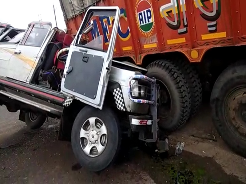 MP में बड़ा सड़क हादसा: खड़े ट्रक में जीप घुसने से एक ही परिवार के 3 की मौत