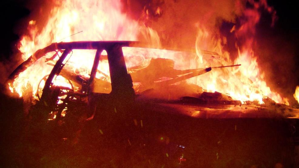 रीवा: बीच शहर पेट्रोल टंकी के पास भड़की आग, दो कारें जलकर ख़ाक रीवा: बीच शहर पेट्रोल टंकी के पास भड़की आग, दो कारें जलकर ख़ाक