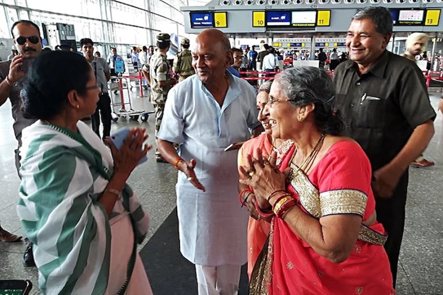PM मोदी की पत्नी जशोदा बेन से मिलने CM ममता बनर्जी ने एयरपोर्ट पर लगाई दौड़, जानें पूरा मामला