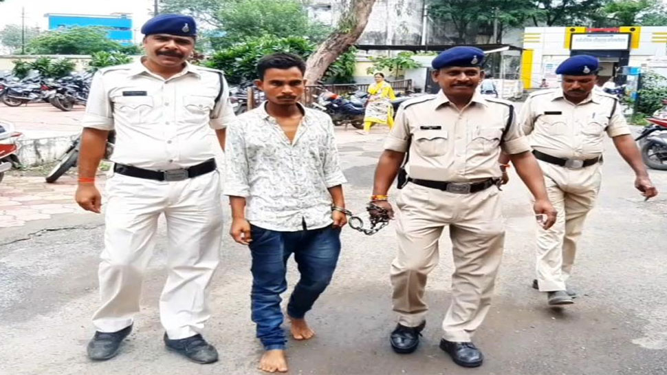 दामाद को था शक, उसकी पत्नी से सास कराती है देह व्यापार, तलवार लेकर पहुंचा घर और फिर... दामाद को था शक, उसकी पत्नी से सास कराती है देह व्यापार, तलवार लेकर पहुंचा घर और फिर...