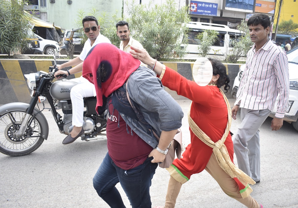 विंध्य : Girlfriend के साथ कार में घूम रहा था पति, पत्नी ने सरेराह दौड़ा-दौड़ा कर पीटा