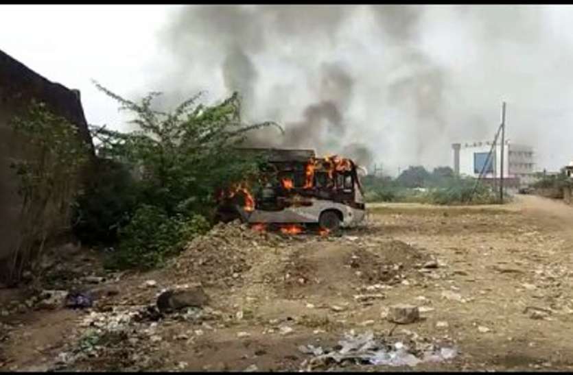 रीवा: ढेकहा मोहल्ला में खड़ी बस में लगी आग, दो दमकलों की मदद से मिला काबू