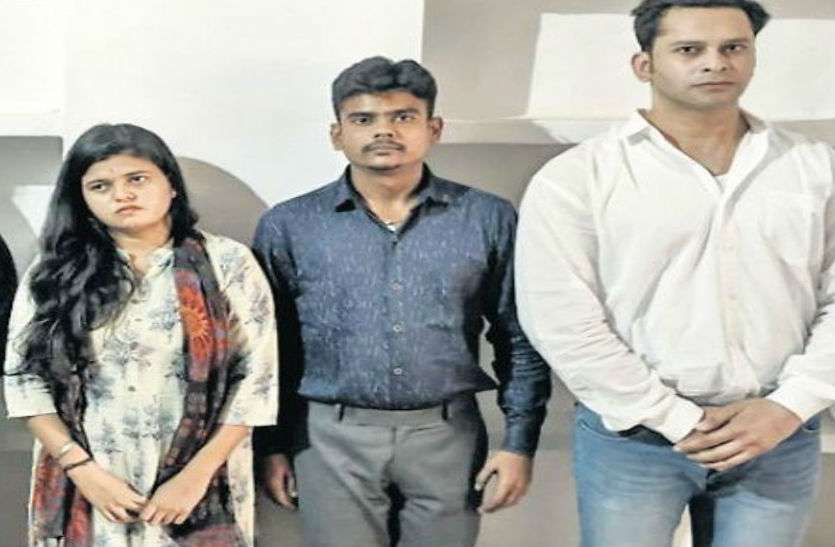 MP: Special-26 की तर्ज पर बनाई थी टीम, भाई की दुकान पर छापा मारने पहुंचे तो हुआ राजफाश MP: Special-26 की तर्ज पर बनाई थी टीम, भाई की दुकान पर छापा मारने पहुंचे तो हुआ राजफाश