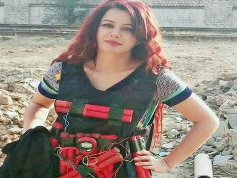 PM MODI को धमकी देने के लिए Pakistani Singer ने पहनी सुसाइड वेस्ट, Twitter पर उड़ा मजाक PM MODI को धमकी देने के लिए Pakistani Singer ने पहनी सुसाइड वेस्ट, Twitter पर उड़ा मजाक