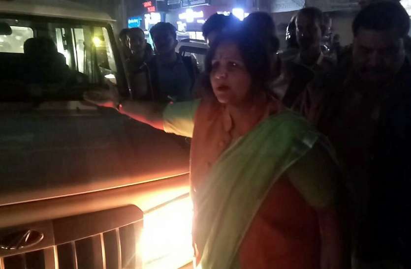 रीवा/सतना : भाजपा नेत्री की कार में पुलिसकर्मी से भरी जीप ने मारी टक्कर, नशे में....