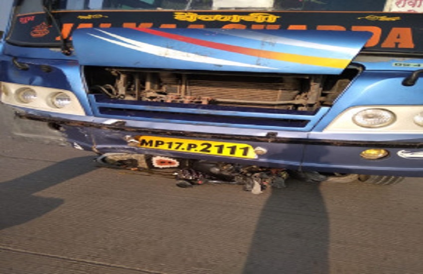 सतना/ रीवा : बस ने बाइक को मारी टक्कर, दो की मौत, खतरनाक था हादसा सतना/ रीवा : बस ने बाइक को मारी टक्कर, दो की मौत, खतरनाक था हादसा
