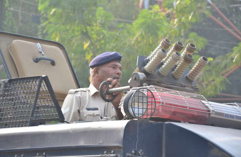 रीवा पुलिस ने निकाला फ्लैग मार्च, शहर के संवेदनशील क्षेत्रों पर सीसीटीवी कैमरों की नजर