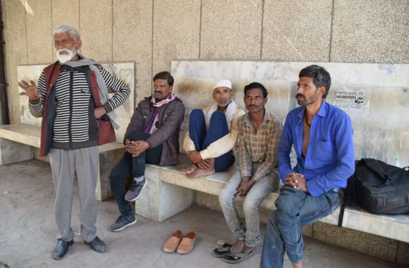 रीवा: ड्राइवर को अचानक आ गई नीद की झपकी, डिवाइडर से टकरा गई कार, एक की मौत, 3 गंभीर