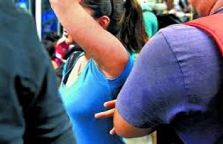 रीवा हुआ बेख़ौफ़, बस में सवार तीन छात्राओं के साथ युवकों ने छेडख़ानी कर मोबाइल नम्बर मांगा, नहीं देने पर पीटा फिर बस को रुकाकर कर डाला ये.. रीवा हुआ बेख़ौफ़, बस में सवार तीन छात्राओं के साथ युवकों ने छेडख़ानी कर मोबाइल नम्बर मांगा, नहीं देने पर पीटा फिर बस को रुकाकर कर डाला ये..