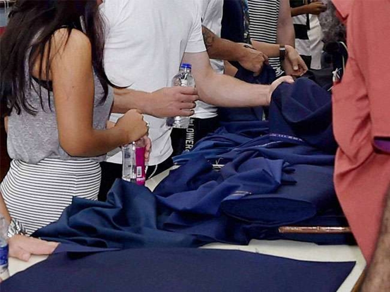 पत्‍नी की शिकायत : पति न तो मॉल में शॉपिंग करवाता है और न गहने बनवाता है, पति बोला दिनभर गेम खेलती है, साडी नहीं पहनना नहीं चाहती फिर...