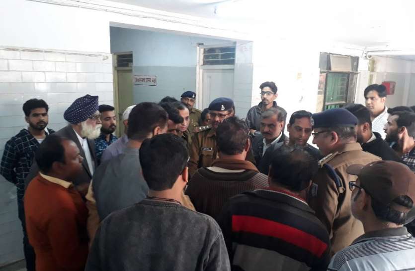 रीवा : ससुराल पक्ष पर दहेज हत्या का आरोप, मायके पक्ष वालों ने पति एवं ससुर को अस्पताल में पीटा