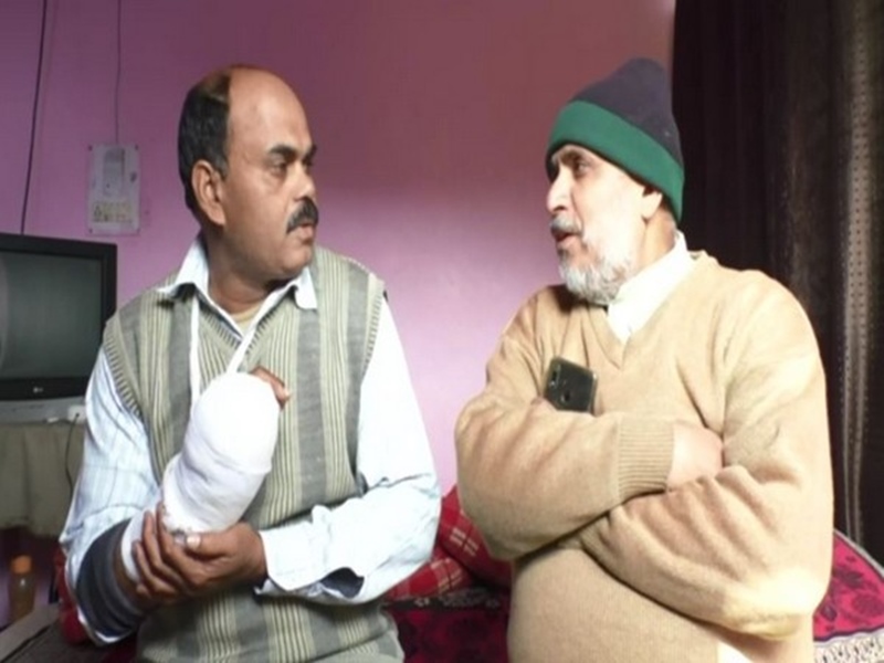 CAA Protest: पेश की इंसानियत की मिसाल, नमाज छोड़ उपद्रवियों के बीच फंसे पुलिस वाले को बचाया