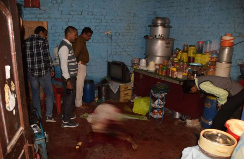 रीवा : कलयुगी बेटे ने माँ को दी दर्दनाक मौत, पेट और सीने में घोंपे चाकू, फिर सिर फोड़कर मार डाला रीवा : कलयुगी बेटे ने माँ को दी दर्दनाक मौत, पेट और सीने में घोंपे चाकू, फिर सिर फोड़कर मार डाला