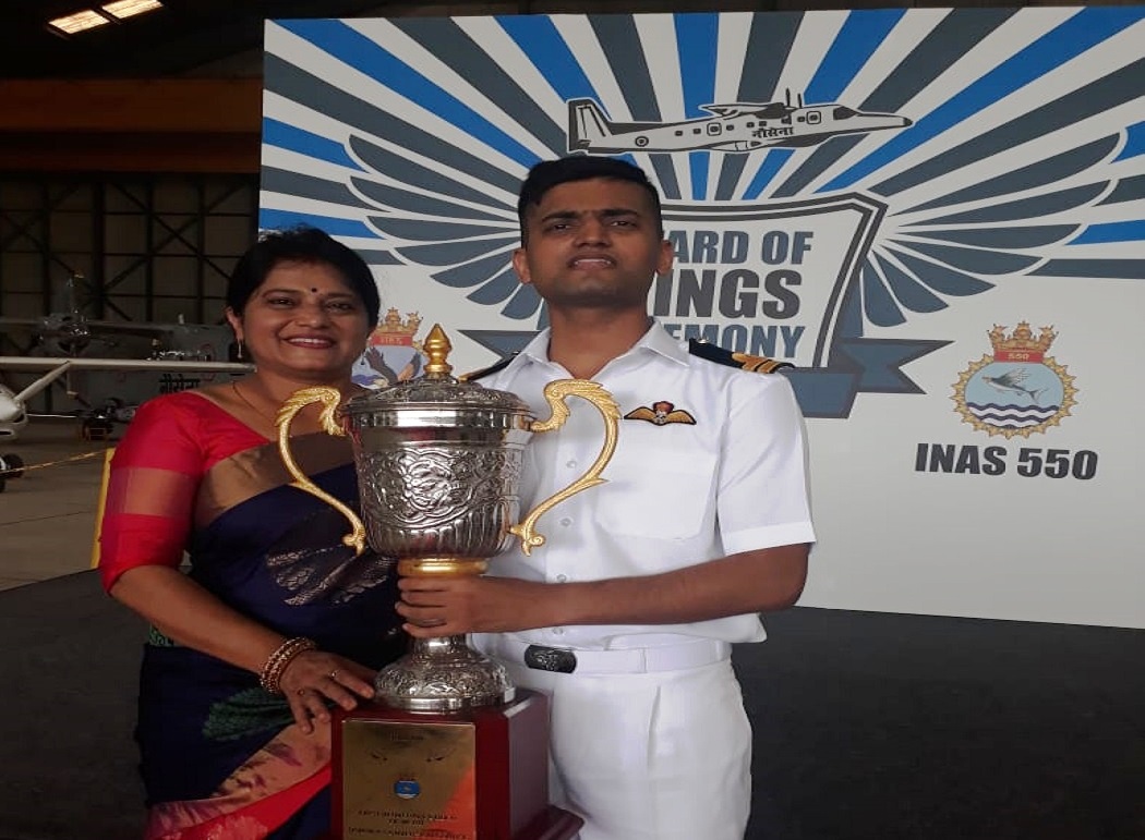 लेफ्टीनेंट शिवम पाण्डेय ने पायलट बनकर रीवा जिले का नाम रोशन किया लेफ्टीनेंट शिवम पाण्डेय ने पायलट बनकर रीवा जिले का नाम रोशन किया