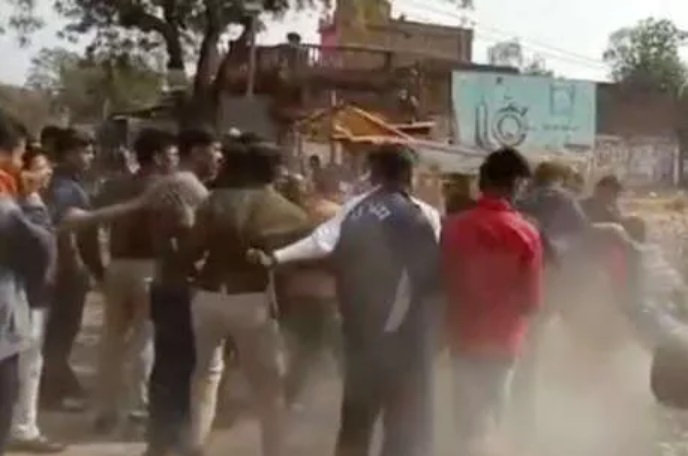 रीवा में आर्मी जवान और पुलिस बल के बीच भिड़ंत, घंटो जाम रहा राष्ट्रीय राजमार्ग रीवा में आर्मी जवान और पुलिस बल के बीच भिड़ंत, घंटो जाम रहा राष्ट्रीय राजमार्ग