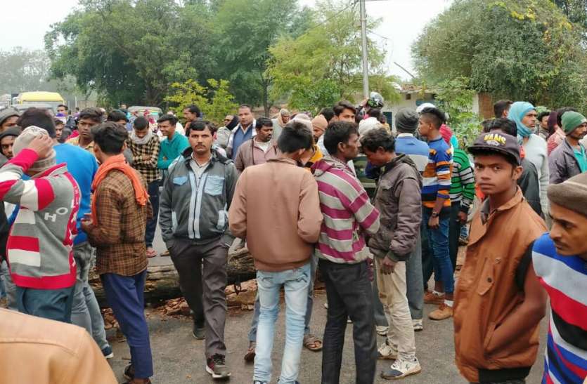 रीवा: जीप की चपेट में आई मासूम की मौत, गुस्साए लोगों ने लगाया जाम रीवा: जीप की चपेट में आई मासूम की मौत, गुस्साए लोगों ने लगाया जाम